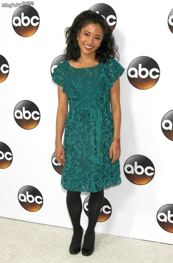 Chinese-American actress Constance Wu's black pantyhose and high-heeled legs(8/8)