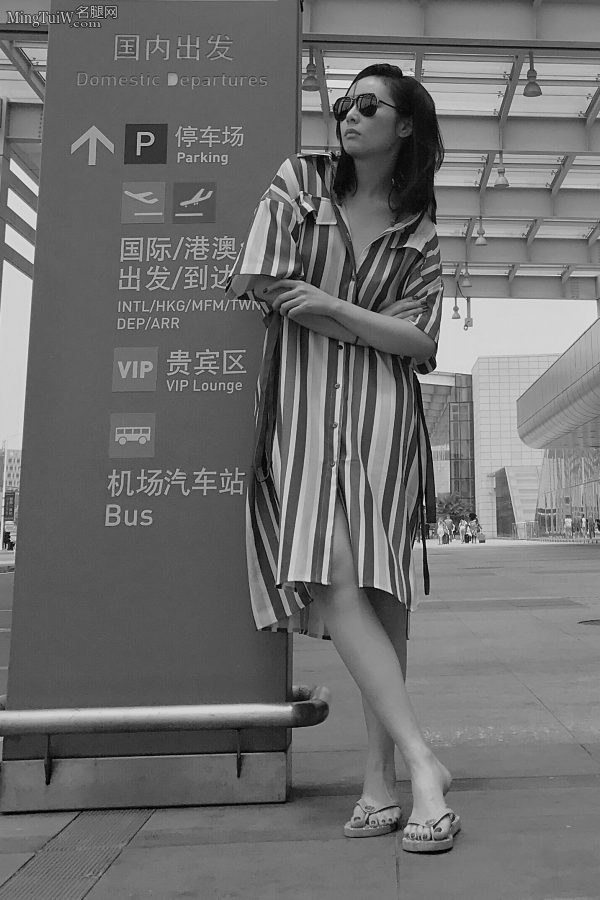 女演员高叶机场休闲装扮 玉脚穿人字凉拖(2/2)