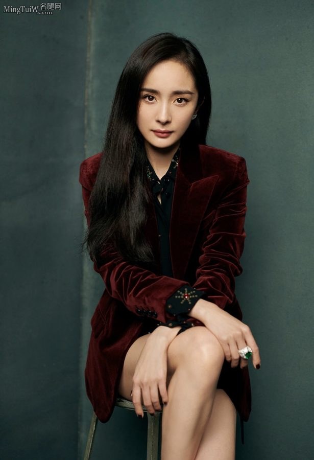 杨幂穿红西装短裙露大腿拍写真气质一级棒(2/2)