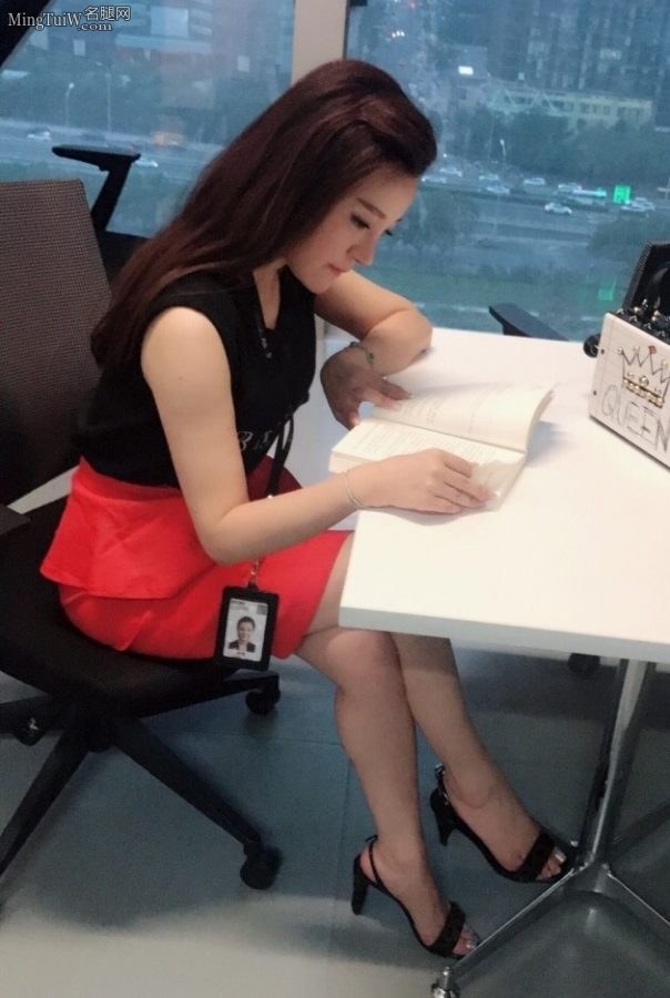 拍美女主播章艳看书时桌下的高跟美腿(2/2)