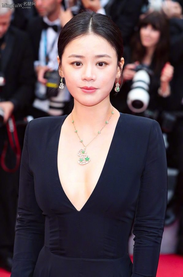 马思纯一袭深V高档礼服露胸露脚(3/3)