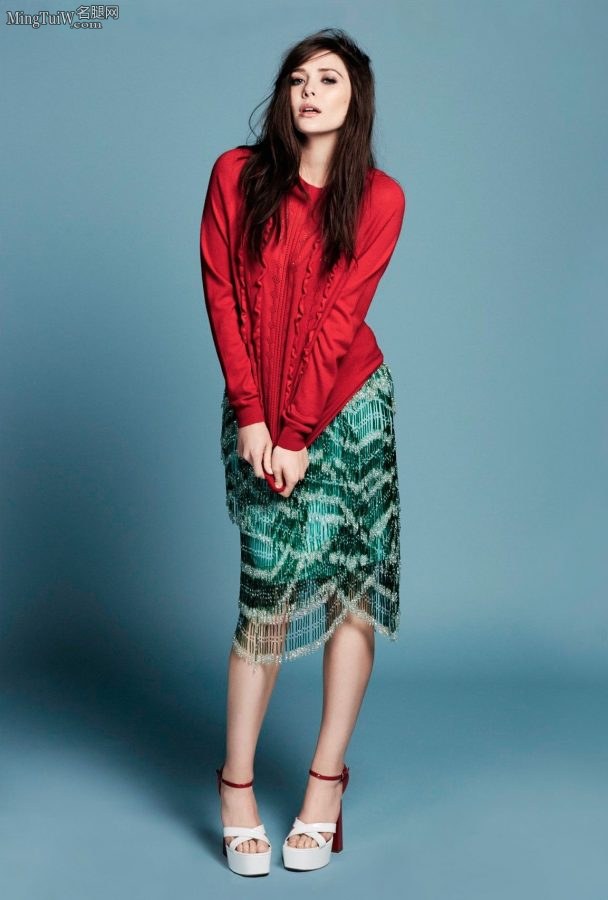 “猩红女巫”伊丽莎白·奥尔森凉高跟美腿写真(4/5)