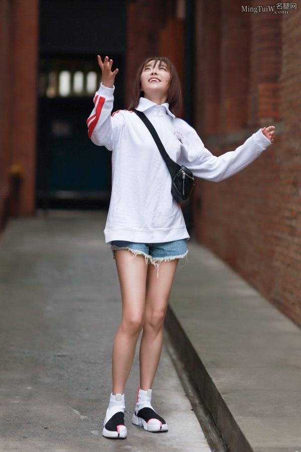 人美腿好种丹妮牛仔热裤夏日街拍(7/9)
