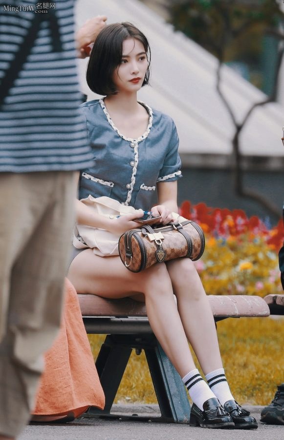 街拍许佳琪淑女坐姿 两条华美的长腿吸睛(2/7)