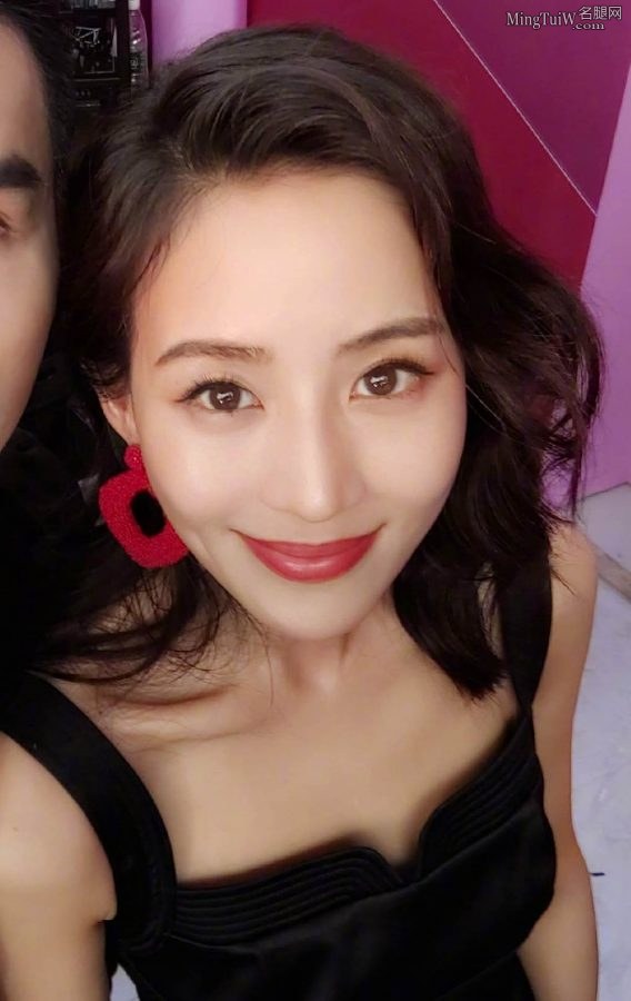超凡的美人张钧甯脚穿红唇细高跟凉鞋代言唇膏(9/9)