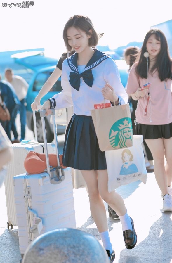 可爱的日系少女许佳琪穿校服外出(5/5)