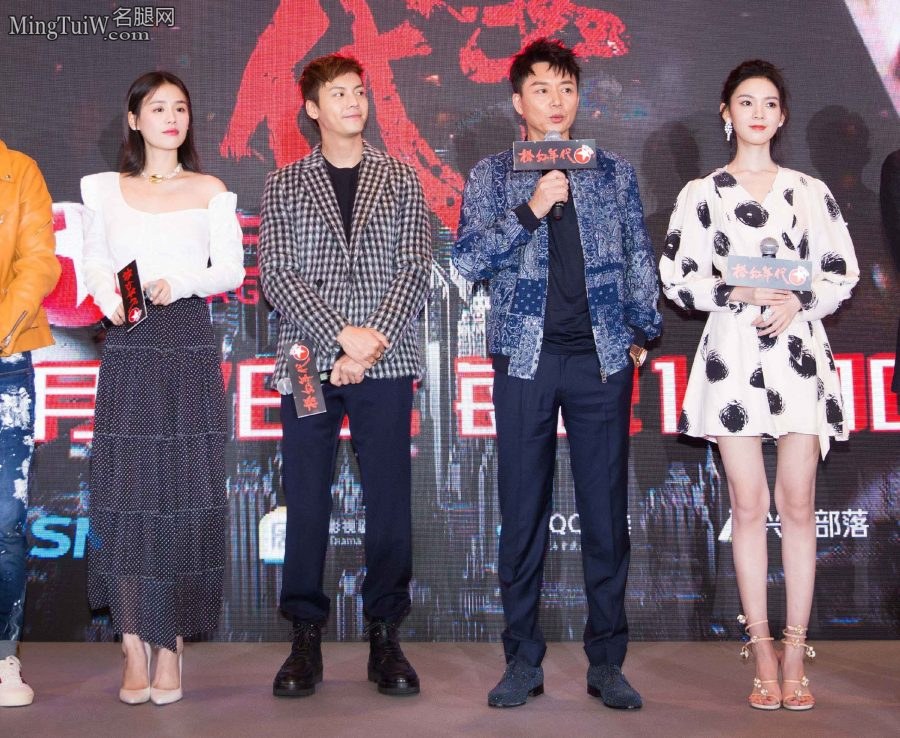 女明星马思纯脚踩白色尖头高跟 嘴唇微张极诱人(6/8)