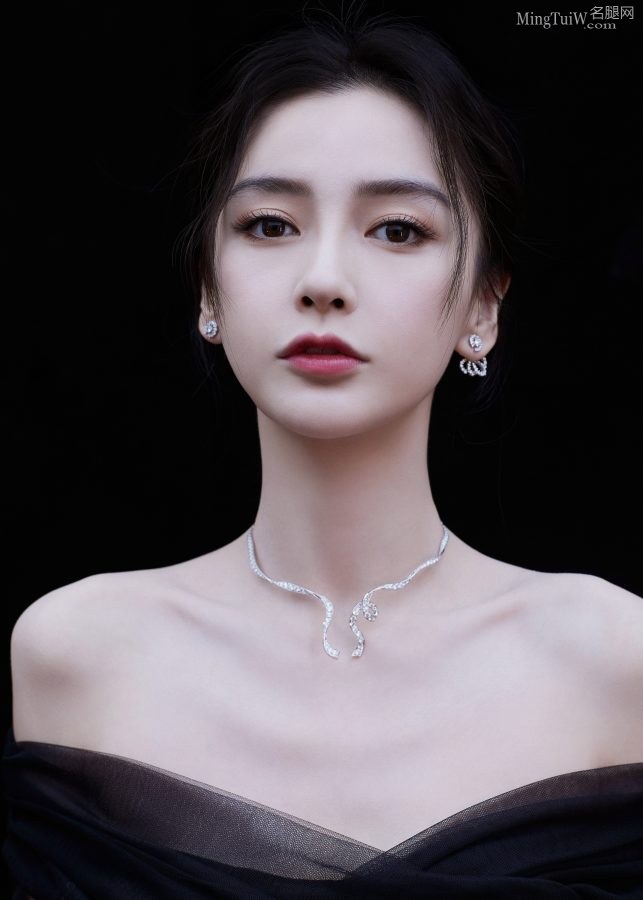 Angelababy精致的面部给她来点精华(1/8)