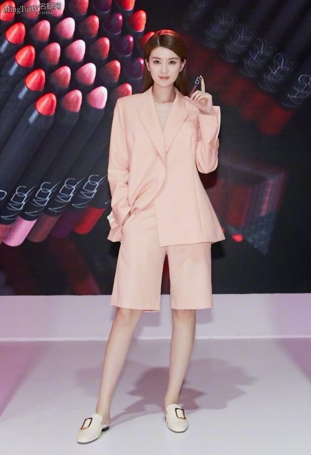 时尚美女乔欣脚穿拖鞋 光露小腿也性感(4/8)