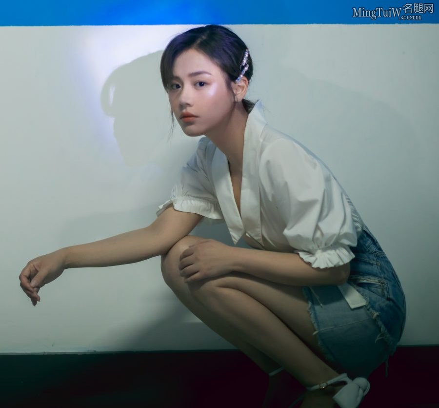 甜美又性感的女星马思纯牛仔裙露大腿(3/4)
