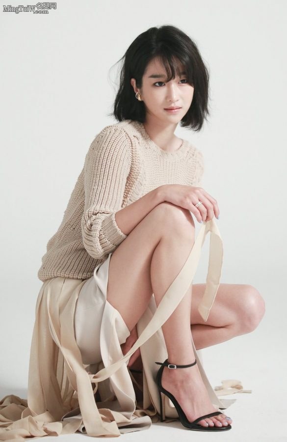 韩国90后美女演员徐睿知凉鞋高跟美足写真（第1张/共3张）