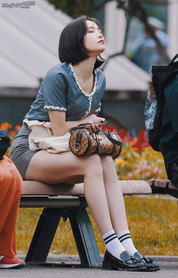 街拍许佳琪淑女坐姿 两条华美的长腿吸睛(3/7)