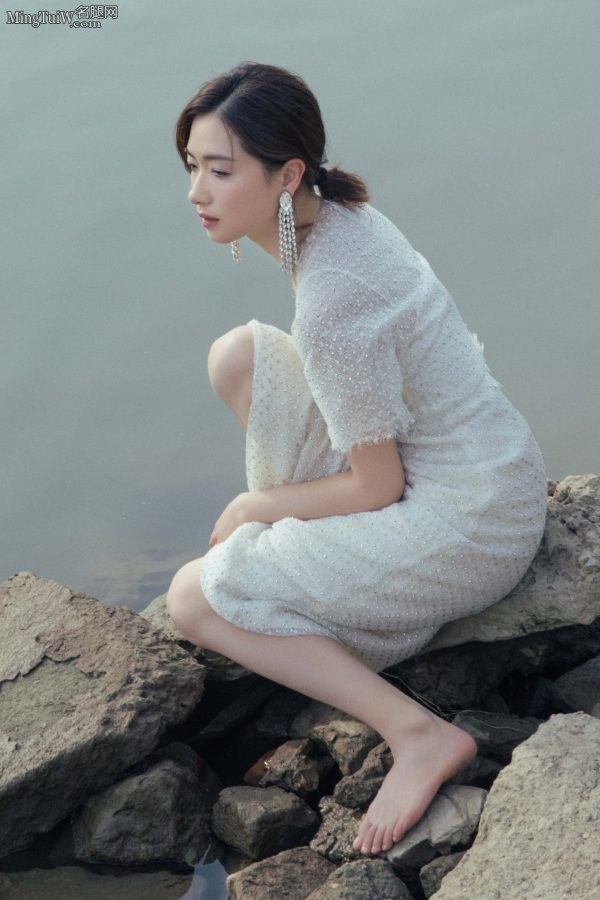 美女明星万茜光脚丫踩在石头上(1/6)