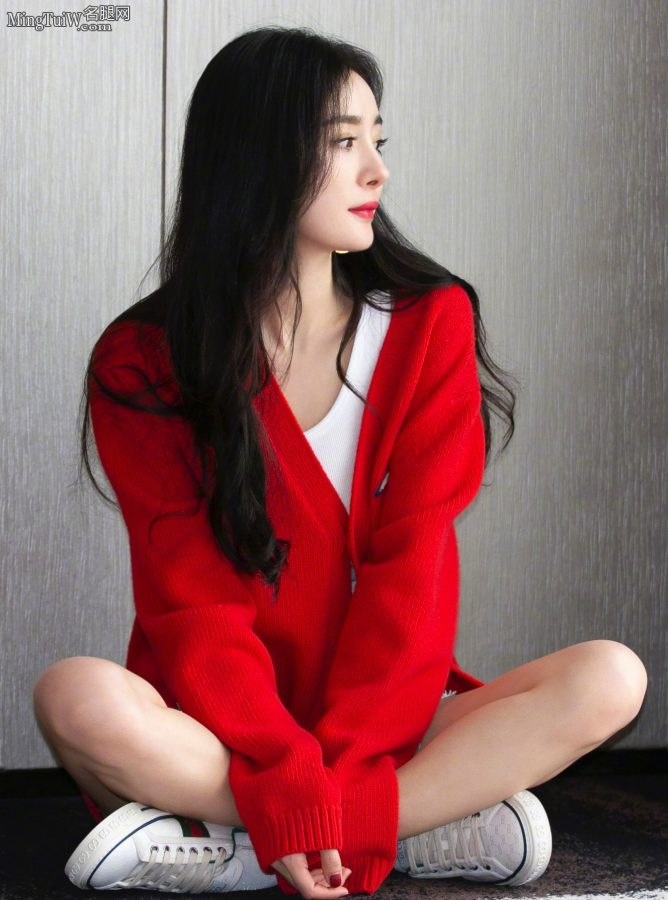 杨幂穿小白鞋盘腿坐姿 30多岁了依旧少女感十足(1/4)