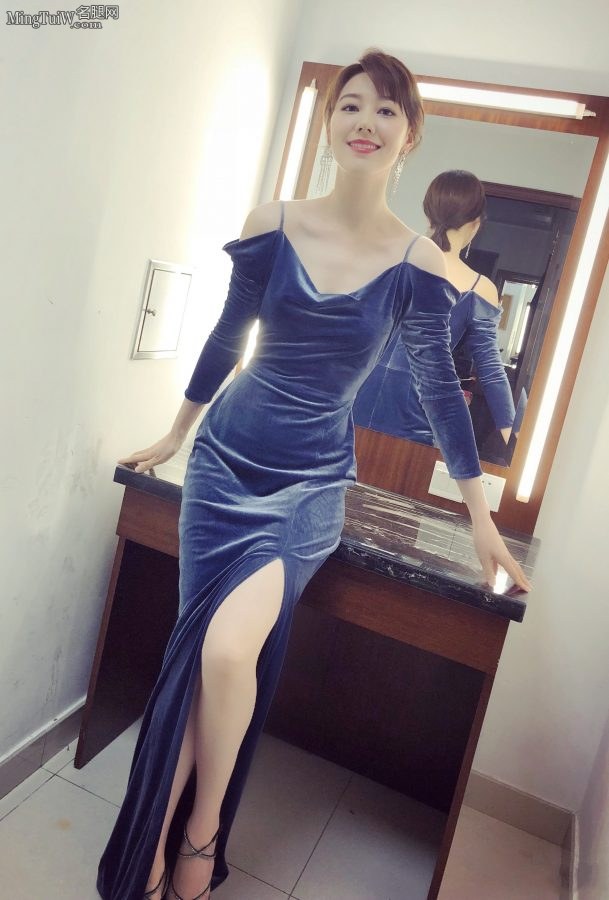 美女主播王冠身着一袭蓝色吊带高开叉礼服露美腿(2/4)