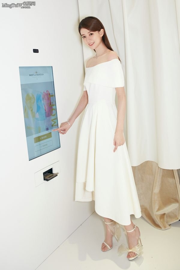 Qiao Xin's beautiful feet are pure and elegant in high-end high-heeled shoes and white skirt.(3/6)