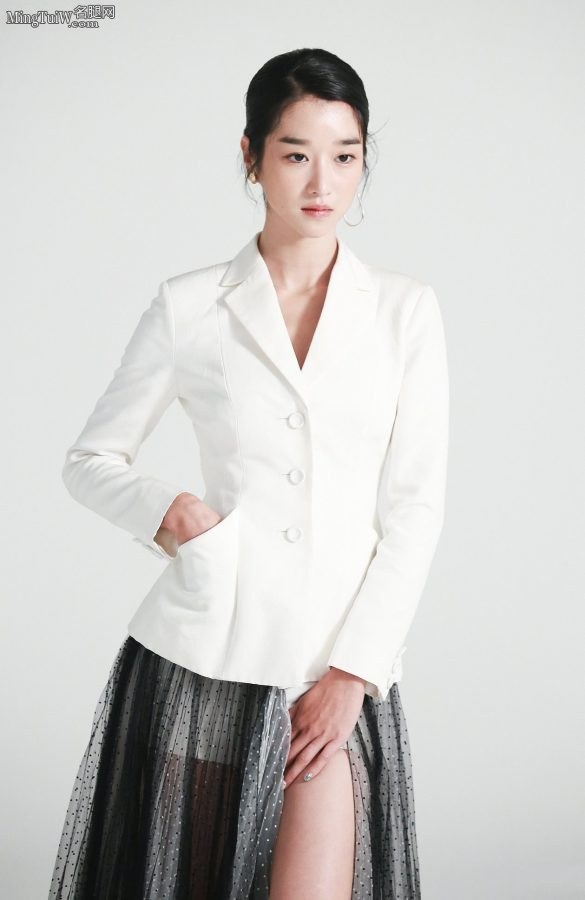 韩国女演员徐睿知翘二郎腿坐姿性感(7/7)
