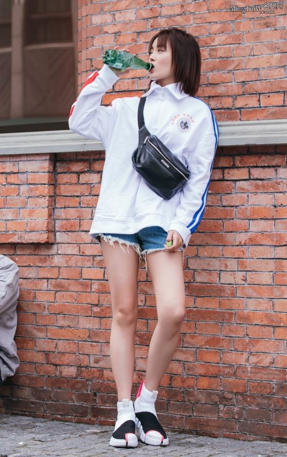 人美腿好种丹妮牛仔热裤夏日街拍(8/9)