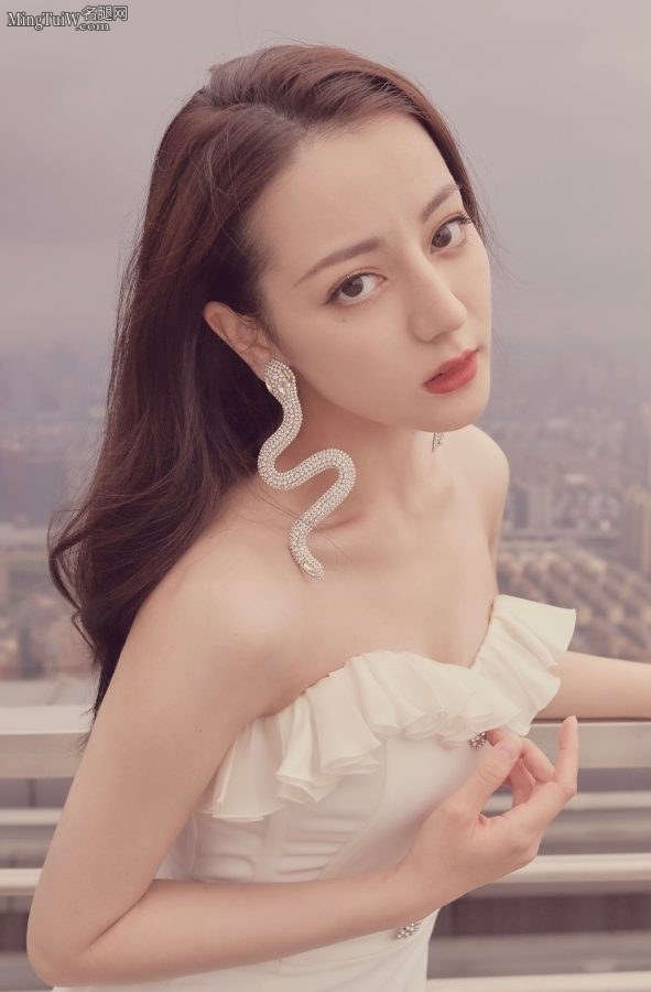 迪丽热巴身穿高开衩荷叶边长裙秀美腿气场全开(5/10)