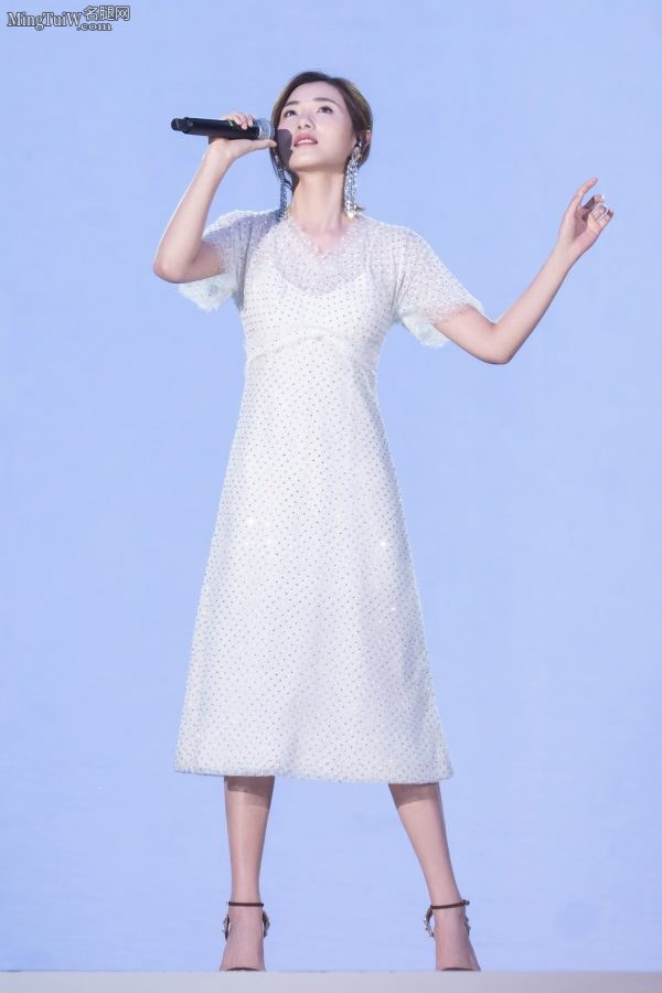 Beauty star Wan Qian steps on the stone with bare feet(5/6)
