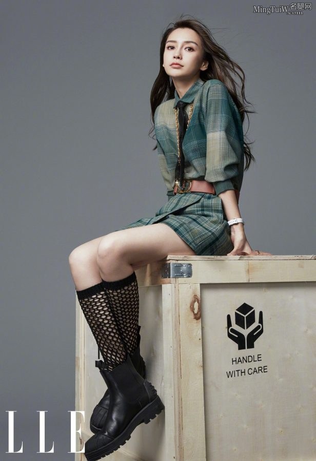 杨颖Angelababy长腿美靴时尚杂志写真(1/3)