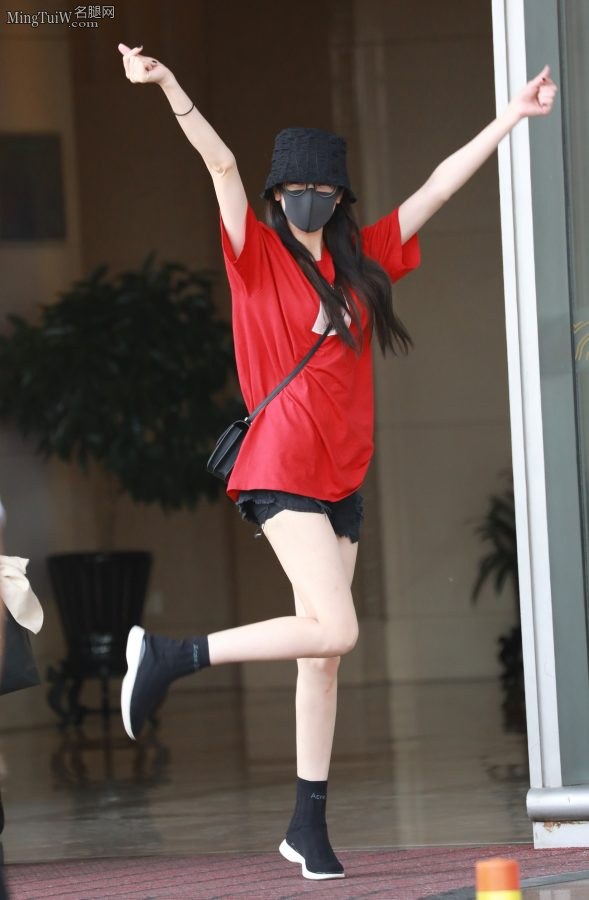 迪丽热巴当街秀又白又滑的美腿(4/17)