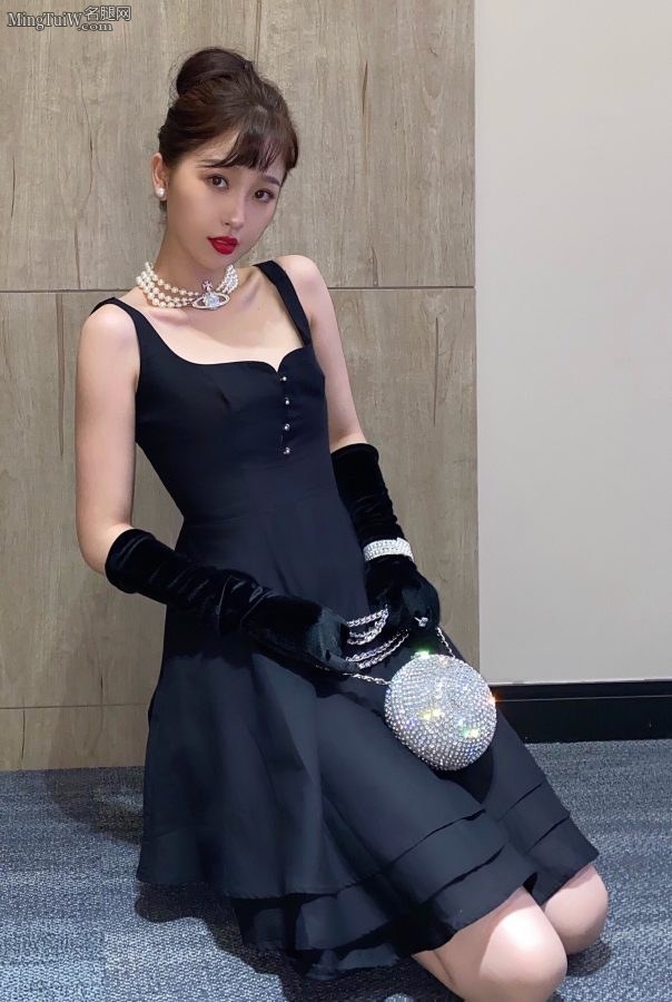 虞书欣cos奥黛丽赫本美腿纤细(4/4)