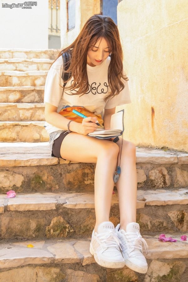 迪丽热巴光滑芬芳的少女腿真是美不胜收(3/14)