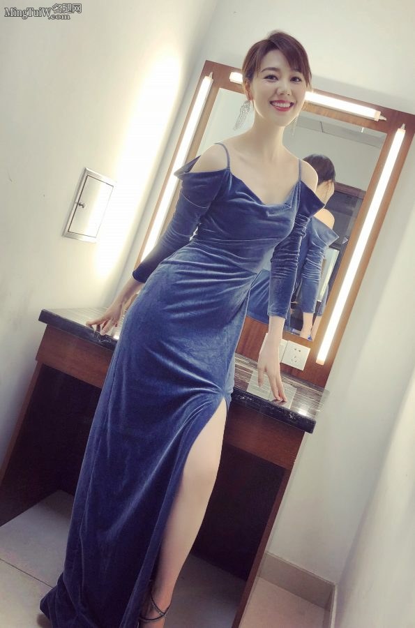 美女主播王冠身着一袭蓝色吊带高开叉礼服露美腿(3/4)