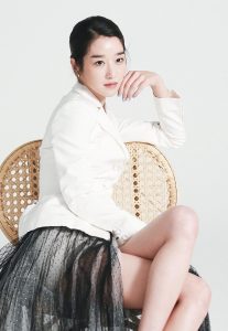韩国女演员徐睿知翘二郎腿坐姿性感