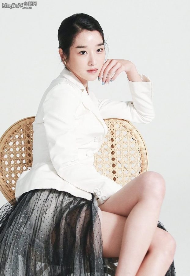 韩国女演员徐睿知翘二郎腿坐姿性感（第3张/共7张）