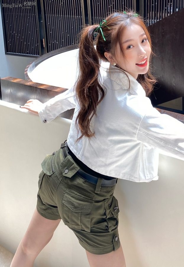 小姐姐虞书欣穿军绿色热裤秀好看的腿(3/3)