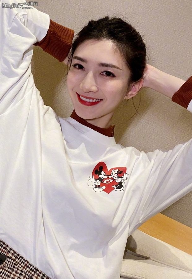 江疏影居家在沙发上展示迷人的长腿(3/3)