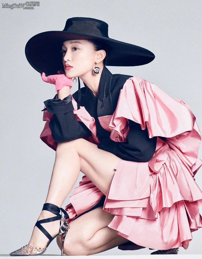 "Harper's Bazaar" Zhou Xun's beautiful legs in stiletto heels(1/3)