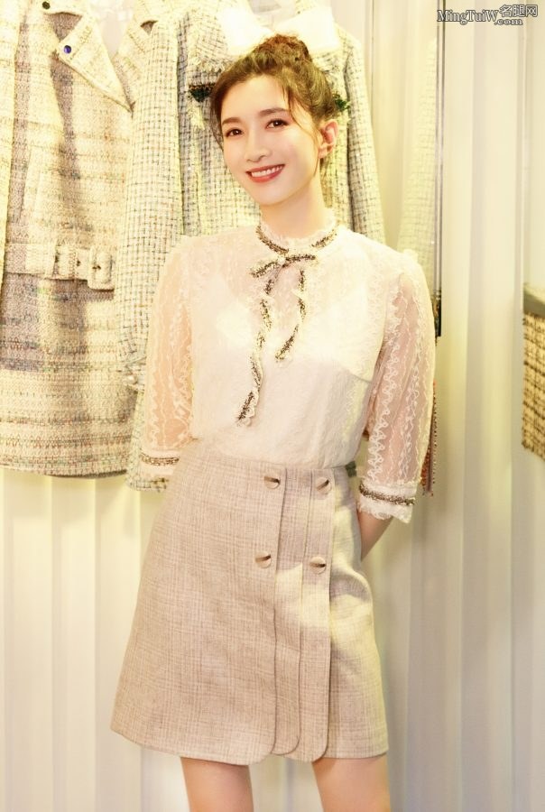 Jiang Shuying's legs are so dreamy in white pointed high heels(2/3)