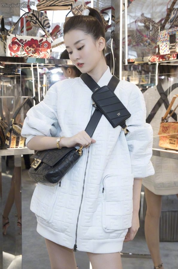 乔欣无裤装秀美腿又是这双高跟鞋(8/8)