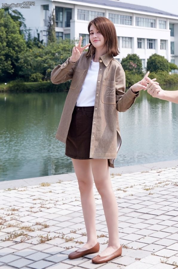 乔欣这个造型美感十足 穿平底鞋长腿依旧亮眼(3/7)