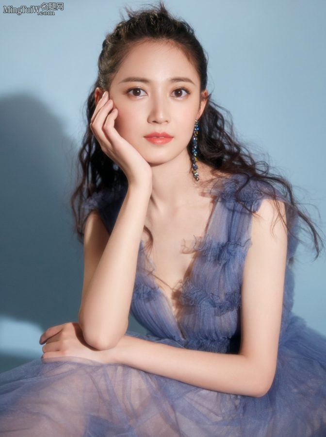 陈钰琪身着一袭蓝色深V纱裙美腿半透(6/9)