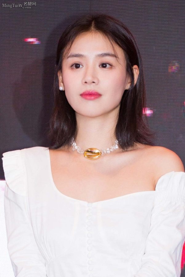 女明星马思纯脚踩白色尖头高跟 嘴唇微张极诱人(8/8)