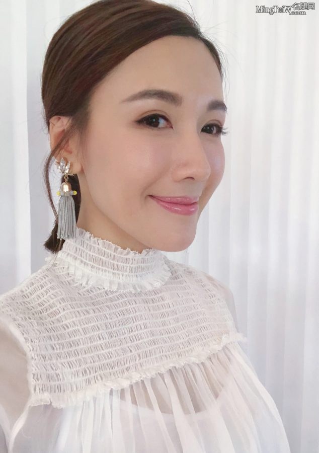 李施嬅长裙开叉露出漂亮的长腿(3/3)