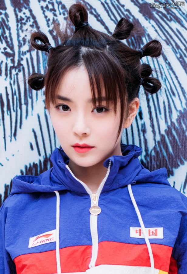 种丹妮身穿李宁运动装展示白皙大腿(2/2)