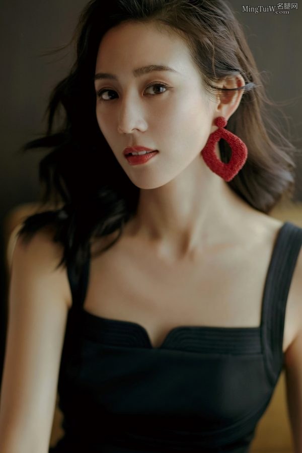 超凡的美人张钧甯脚穿红唇细高跟凉鞋代言唇膏(6/9)