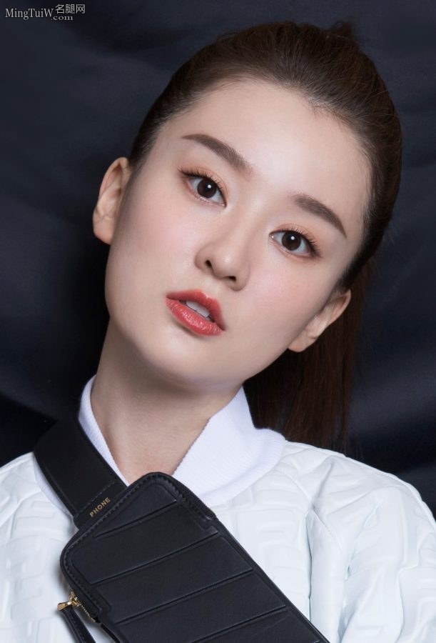 乔欣无裤装秀美腿又是这双高跟鞋(2/8)