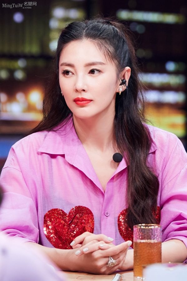 张雨绮小短裙美腿亮相 胸前两颗大大的心(4/4)