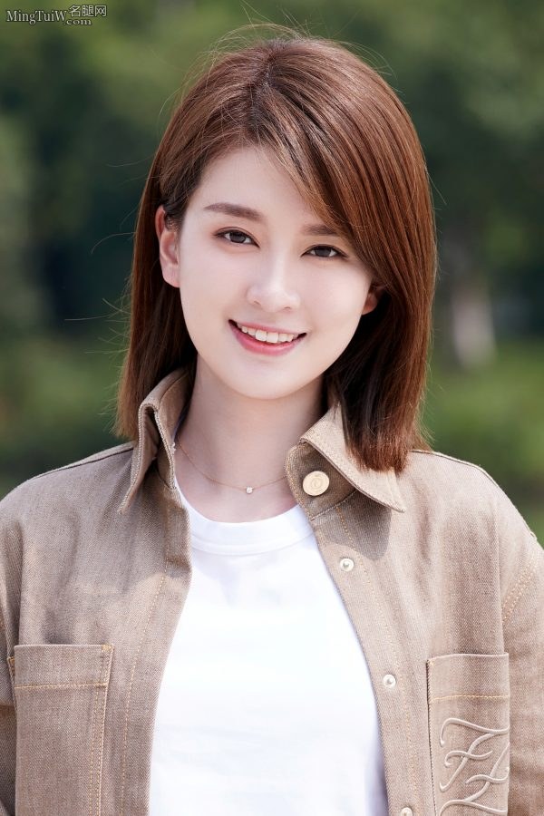 乔欣这个造型美感十足 穿平底鞋长腿依旧亮眼(6/7)
