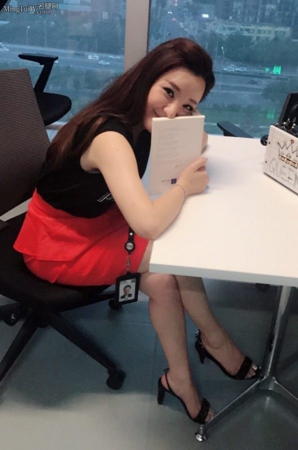 拍美女主播章艳看书时桌下的高跟美腿(1/2)