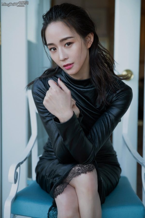 身材高挑的气质女明星张钧甯修身皮裙脚穿超尖的性感高跟(2/8)