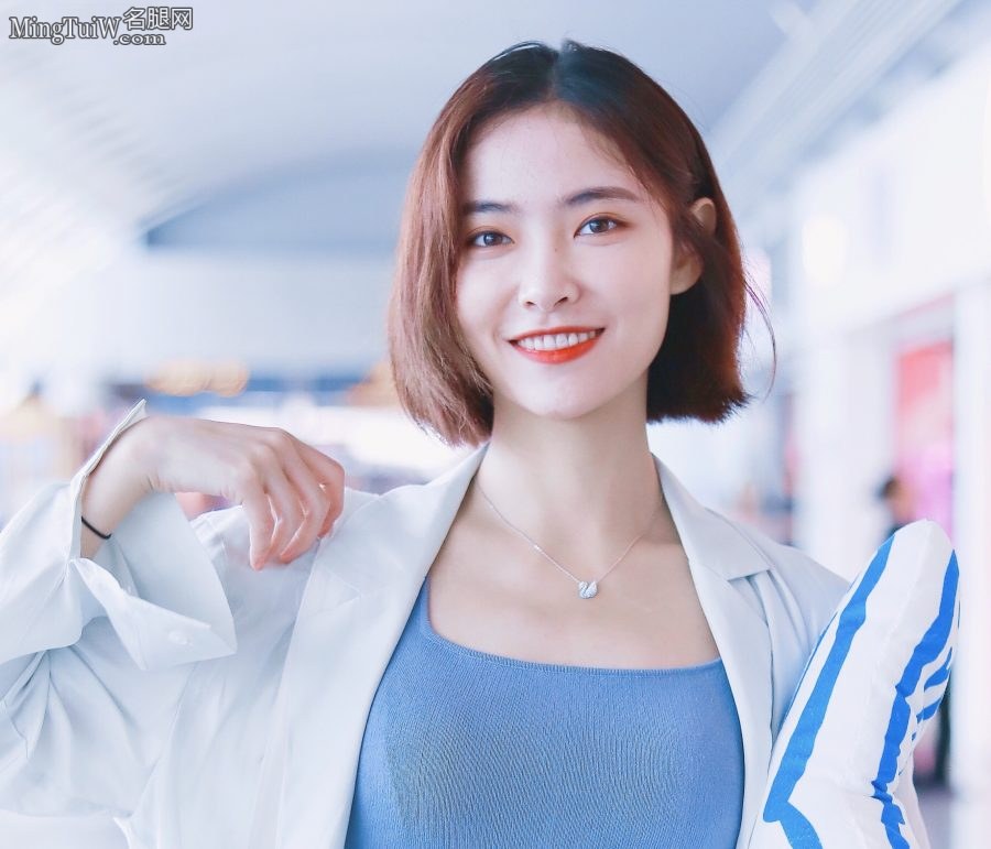 清新气质许佳琪在机场穿牛仔热裤秀白腿(4/4)