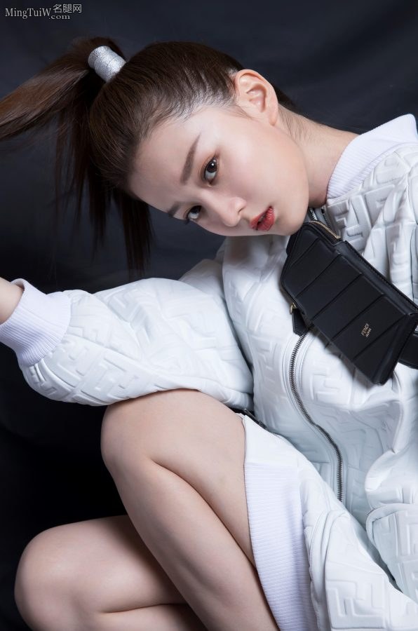 乔欣无裤装秀美腿又是这双高跟鞋(5/8)