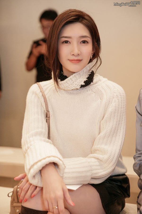 江疏影白毛衣配短皮裤 大腿穿长靴里有长袜(4/6)